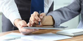 Assurance-vie : absence d’information sur le taux d’intérêt garanti et délai de renonciation prorogé